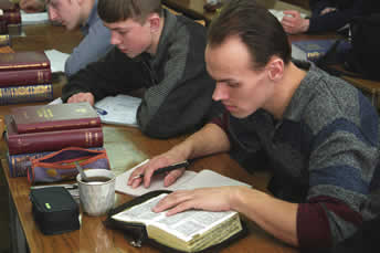 Russi studiano Bibbia