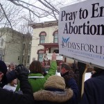 USA: militante pro-choice lancia una molotov contro un anti-abortista 
