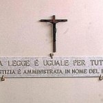 Corte di Cassazione : «in tribunale è ammesso solo il crocifisso»