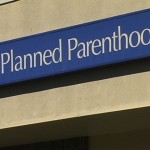 L’ente abortista Planned Parenthood in difficoltà: taglio del personale