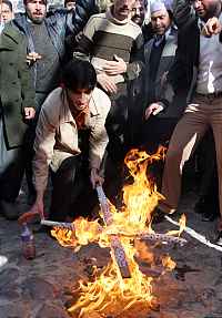 Fondamentalista islamico brucia una croce in Pakistan...dov'è la differenza?