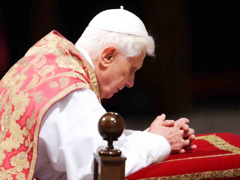 Benedetto XVI in preghiera