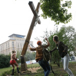 Le Femen si spogliano (e aggrediscono i cristiani) per denaro