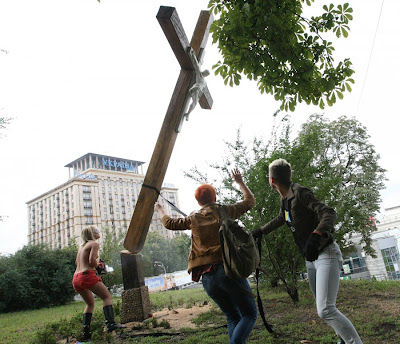 Femen segano un croce