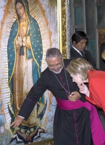 Hillary Clinton osserva il mantello della Vergine