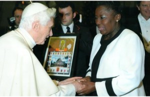 Papa con Rebecca Kadaga