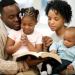 Una famiglia che prega assieme è più unita e vive meglio, lo dicono gli studi