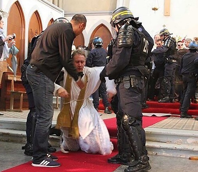 prete arrestato
