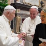 Padre Lombardi: «testimonio la vicinanza di Ratzinger a Francesco»
