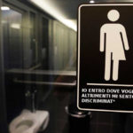I trans nei bagni che vogliono: scoppia il caos negli Stati Uniti (e non solo)