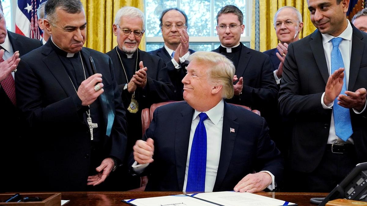 <b>Donald Trump</b> firma la legge assieme ai vescovi