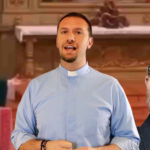 Il don canta Sanremo a Messa, il laico Gramellini: «Ma i giovani cercano il sacro»