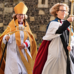L'arcivescova anglicana subordina la Chiesa al Re vescova isediata