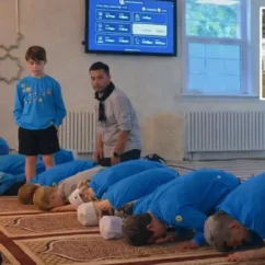 Un boy scout in moschea: tutti si inchinano, lui no (video) boy scout moschea