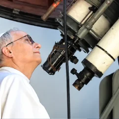 Il Papa difende la scienza: «Come la fede, minacciata da chi nega la verità» papa scienza fede