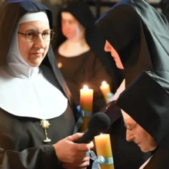 Da 80 anni pregano davanti al Santissimo. Ininterrottamente adorazione perpetua